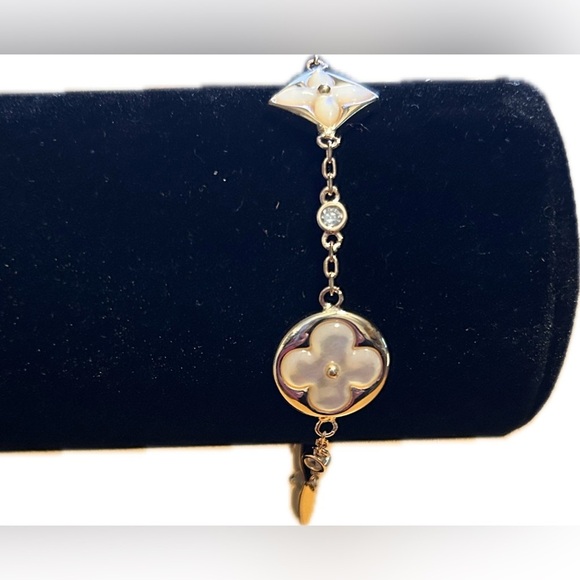 Louis Vuitton Rose Gold Bracelet with pearl charms - Picture 2 of 4